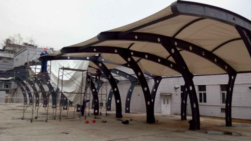 重慶車棚現場施工案例 汽車膜結構安裝 可免費測量