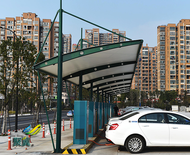 膜結(jié)構(gòu)車棚就是常見的膜結(jié)構(gòu)品種